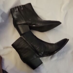 GBG Los Angeles Black Pointed Toe Ankle Booties
